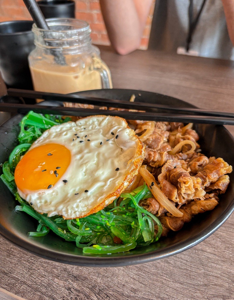 Egg, beef and seaweed bowl