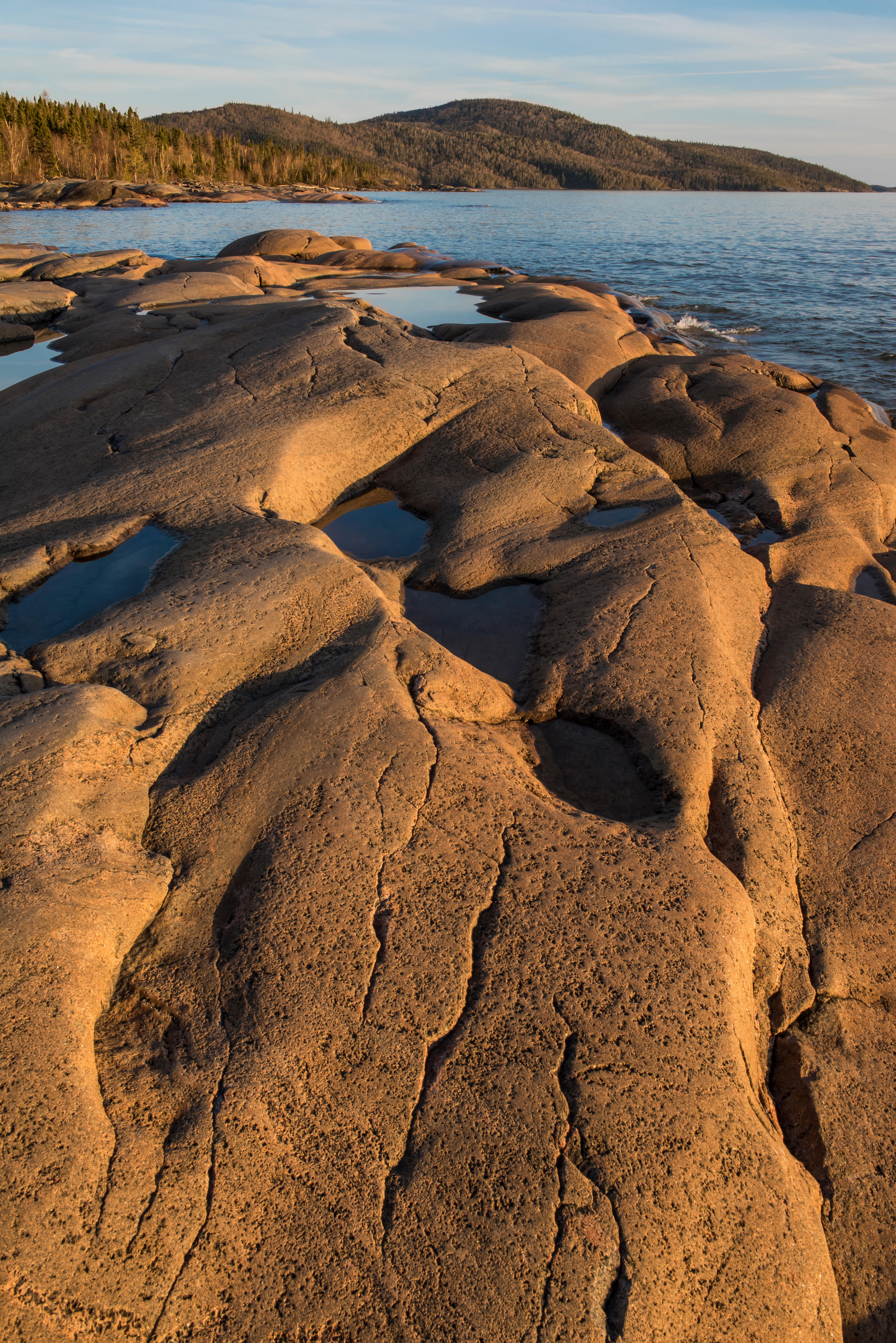 A mesmerizing mix of beautiful bedrock shoreline and sublime sands awaits in Neys Provincial Park.  Credit: Bruce Montange / Alamy