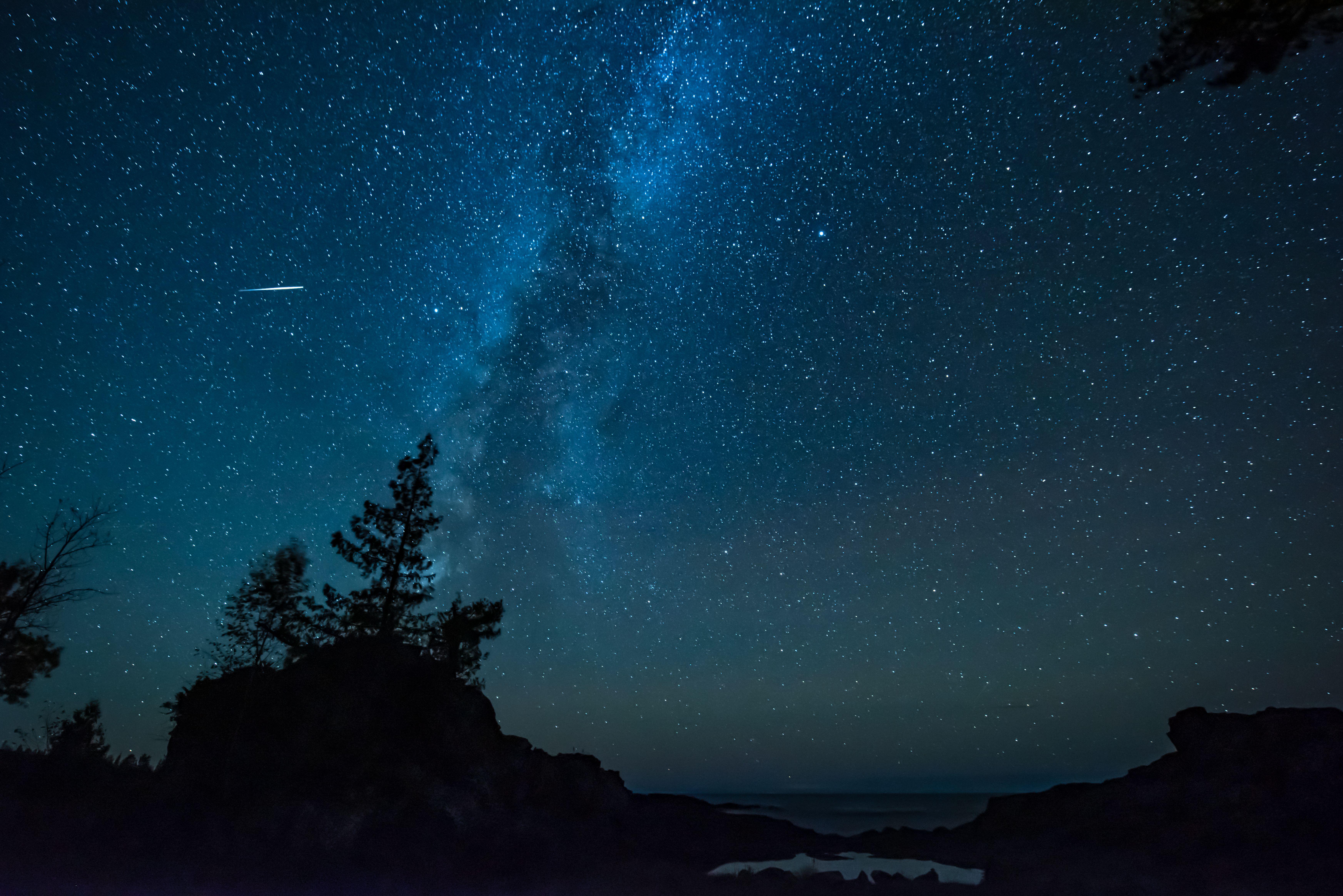 A meteor burning up as it enters Earth's atmosphere, above Lake Superior.  Credit: Wayne Han/Alamy