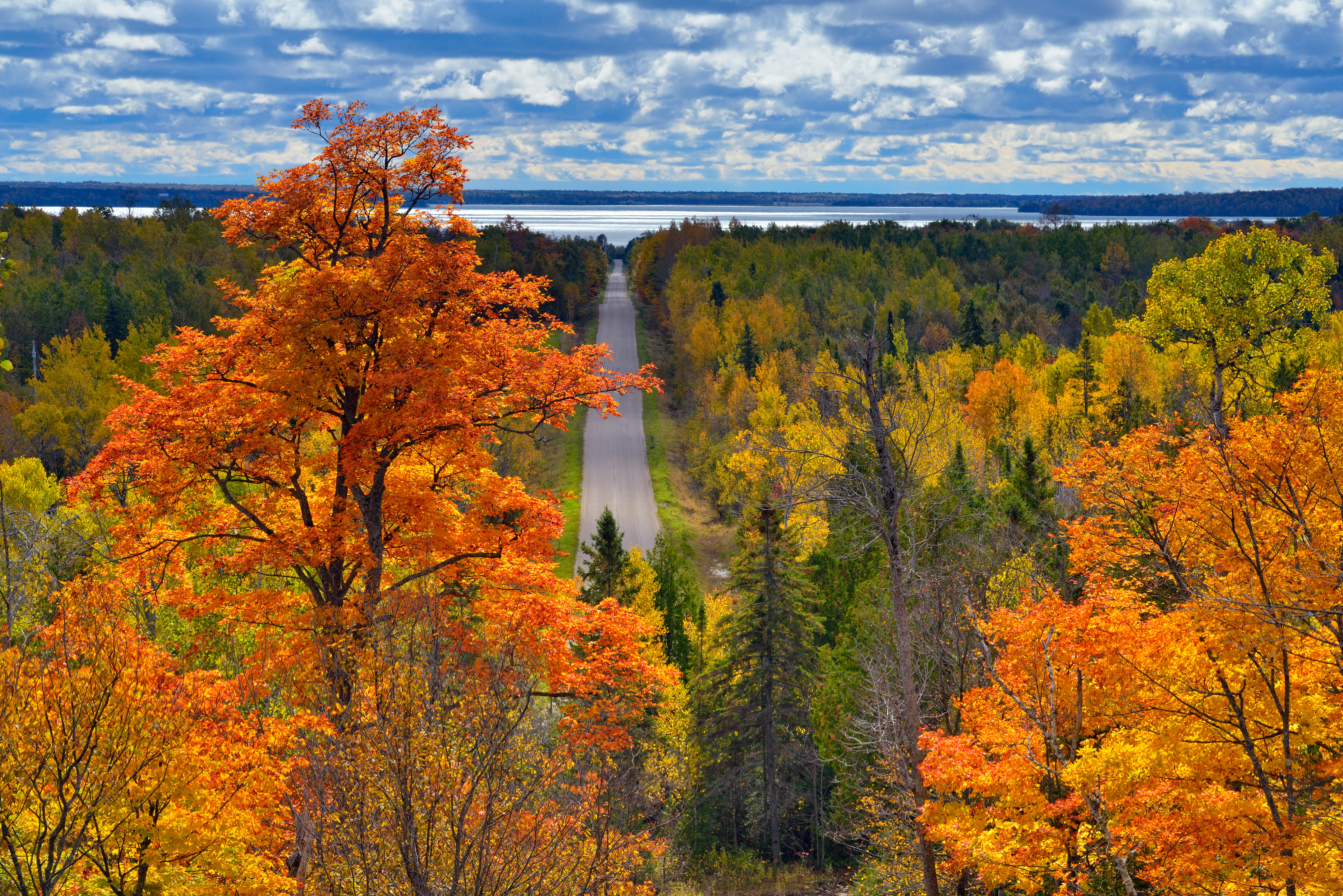 Quiet roads, lakeshore views and baked treats aplenty on Manitoulin Island.  Credit: Alamy.com