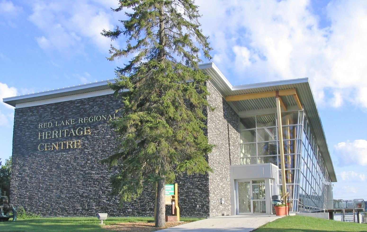 The Red Lake Regional Heritage Centre, a modern stone and glass building which also offers tourist information. 