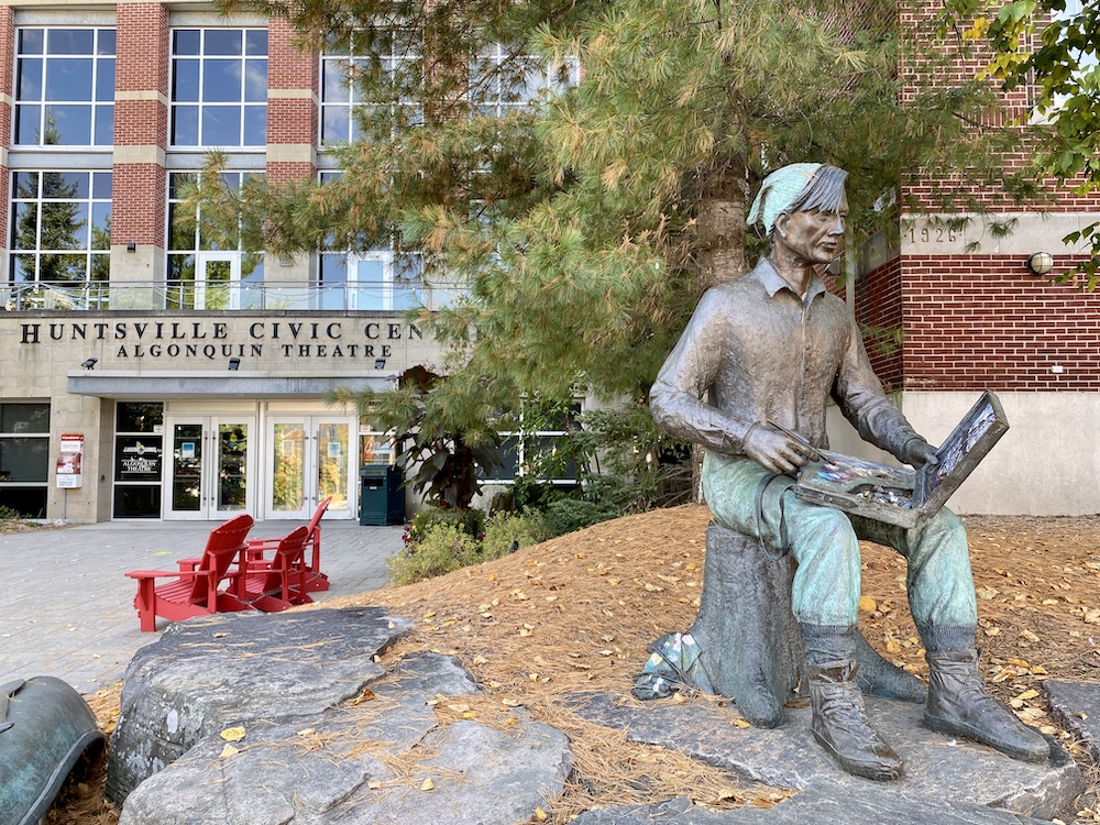 Tom Thomson sculpture, sitting and painting in Huntsville