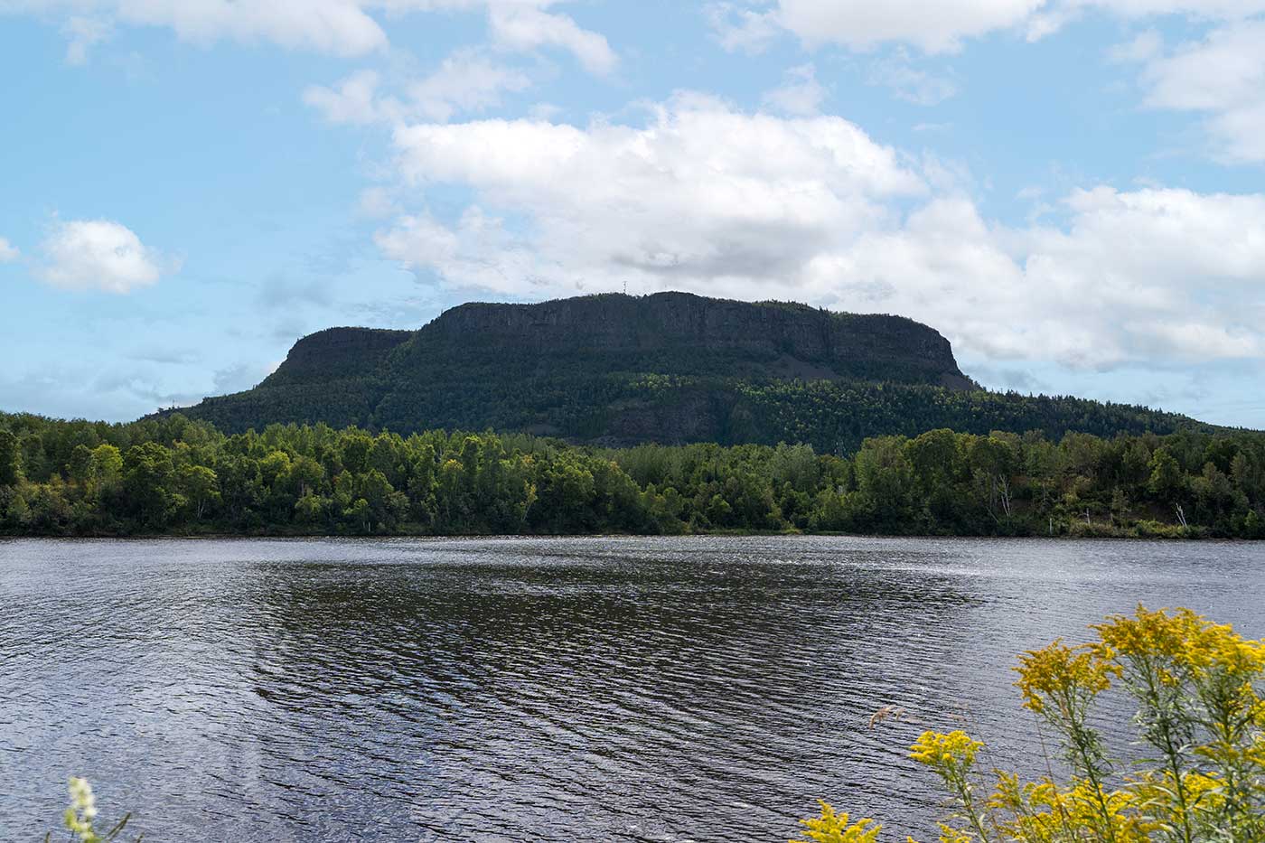 Animikii-wajiw (Mount McKay)