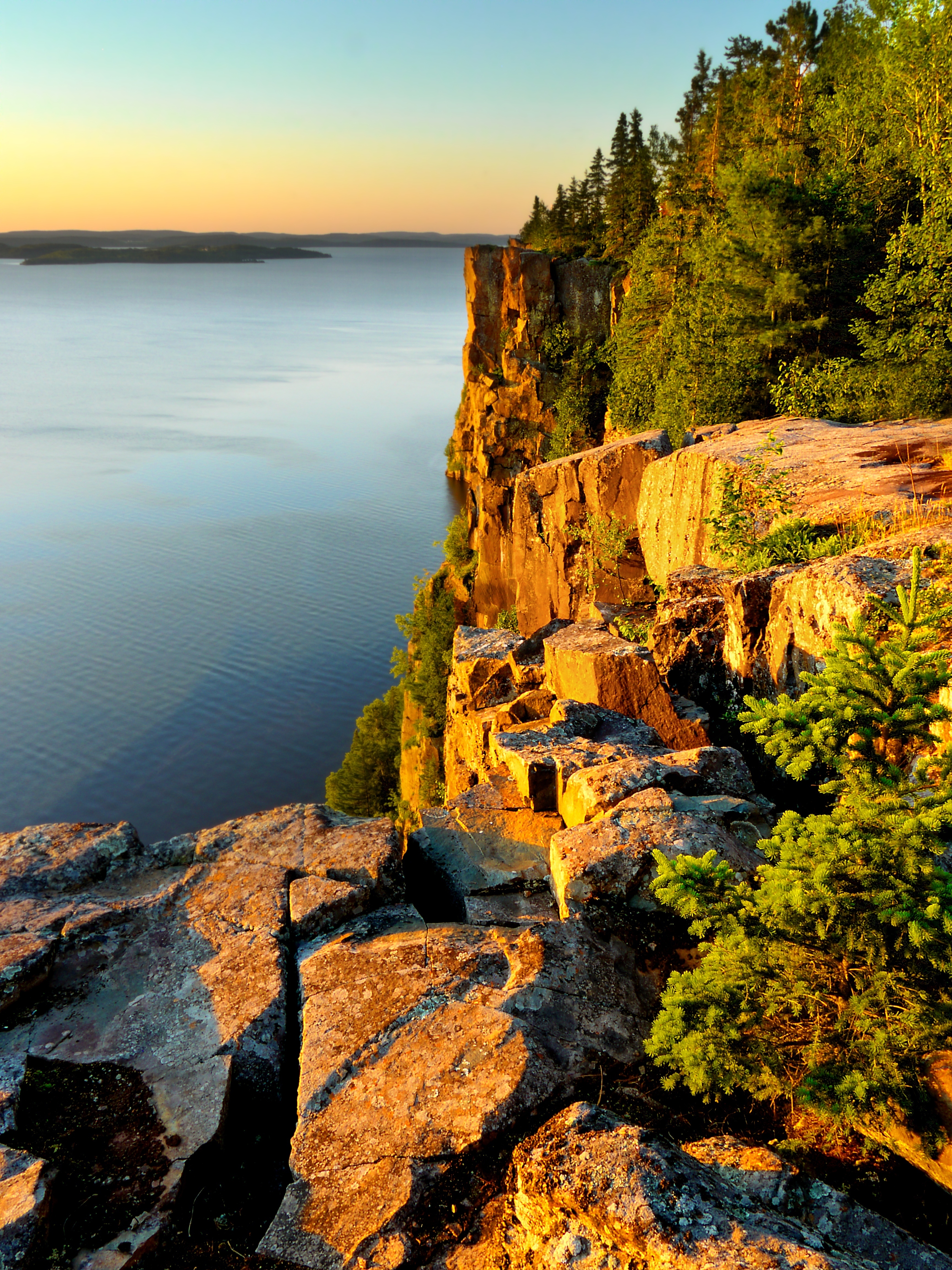 Sun setting on the rockface at Devil's Rock