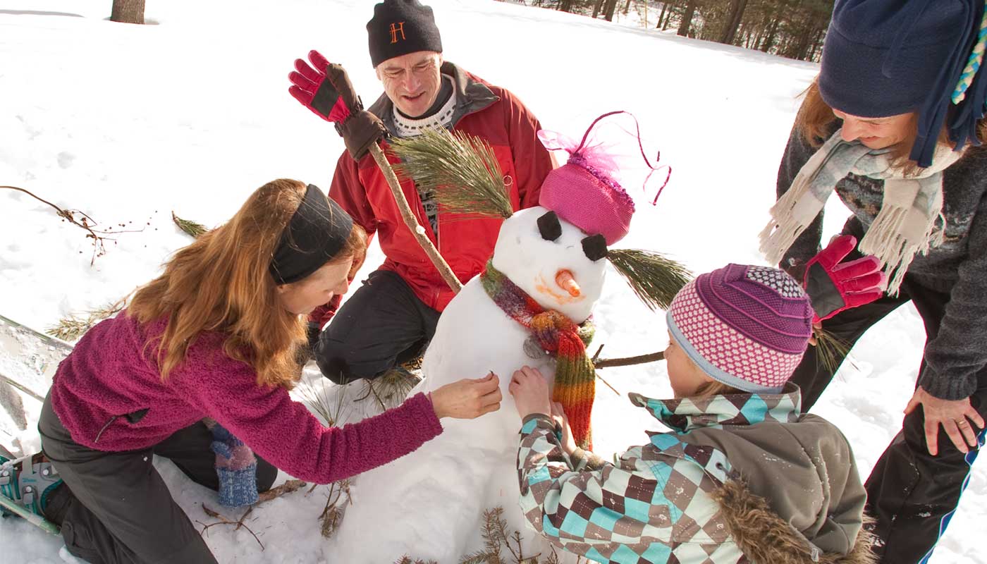 buildasnowman_winteractivities_algomacountry.jpg