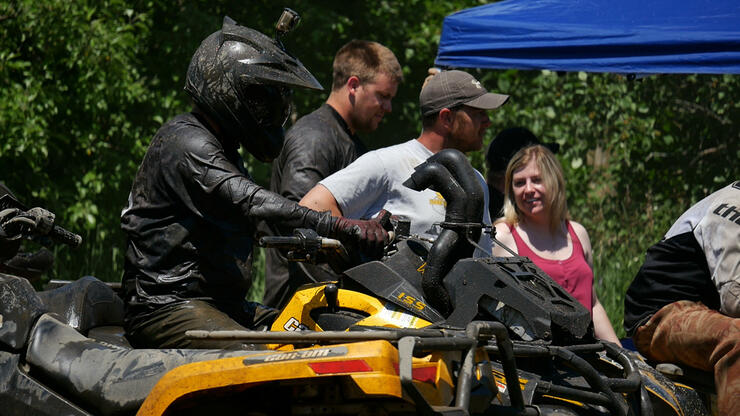 wiky-mud-4-challenge-Steve turner backing up bike