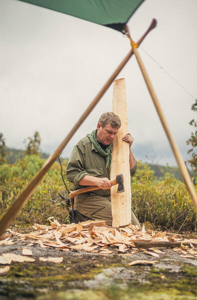 12-Ray-Mears-Making-a-paddle-