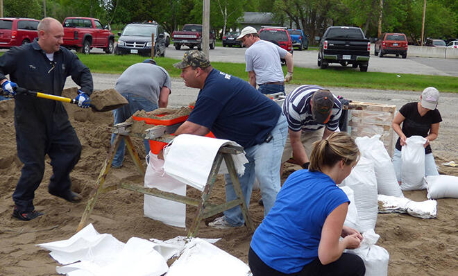 Volunteers help with sandbagging in Fort Frances. Photo courtesy of Fort Frances Times.