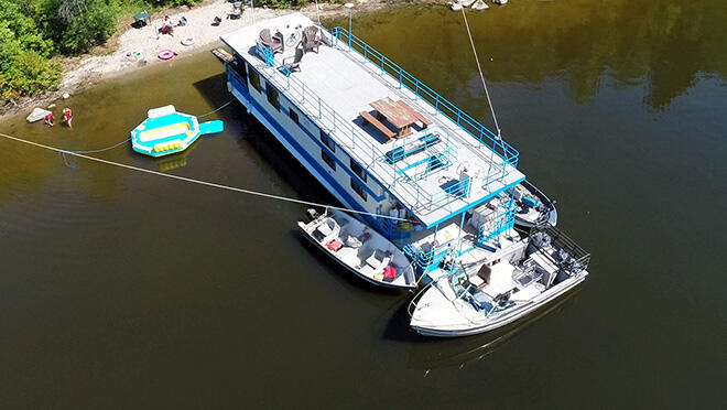 Houseboat, fishing boat, water toys, beach, deck - what more do you need? Photo: Sioux Narrows Floating Lodges