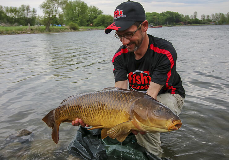 Fishing Carp From a Boat - Fish'n Canada