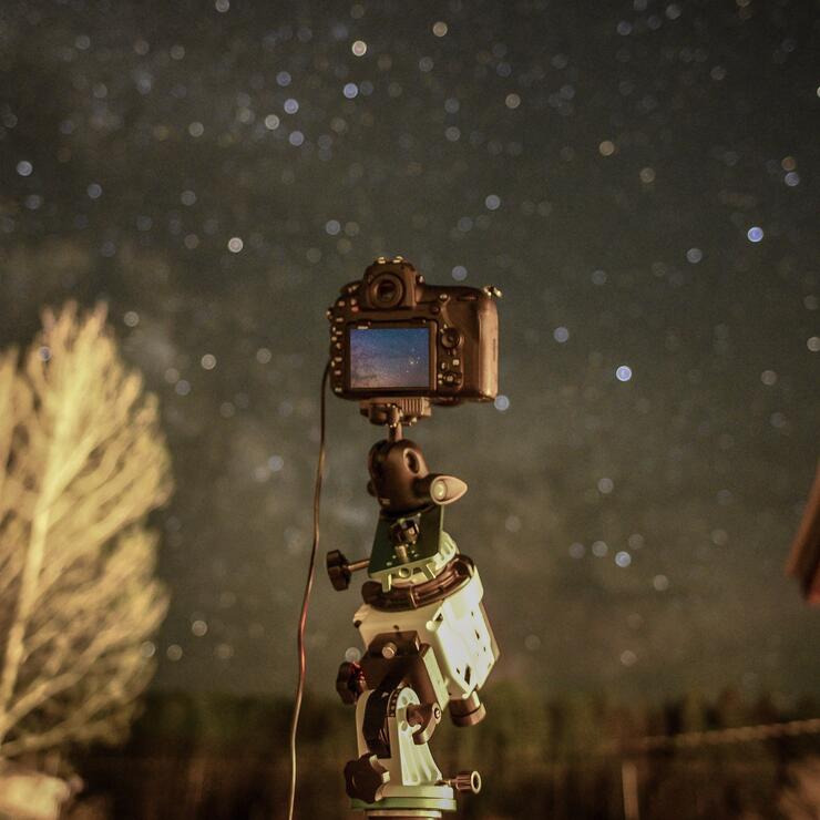Camera with tracker showing the night sky in viewfinder