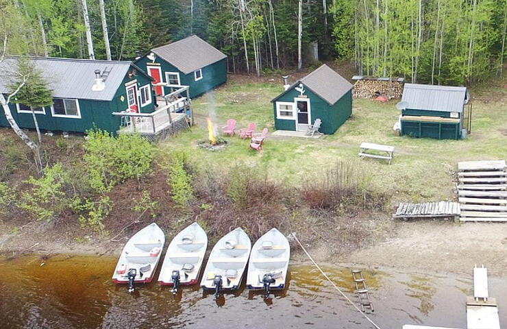 lakeside cottages, boats