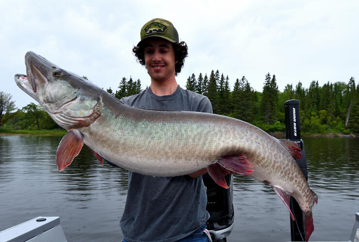 MUSKY FISHING LATE FALL!! - Muskies in a Snowstorm with Giant