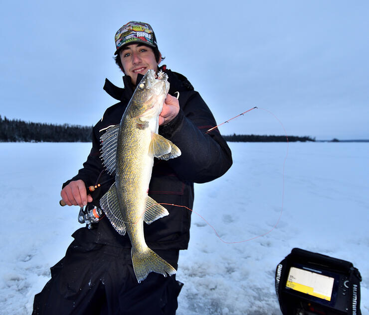 How to use a flasher while ice fishing • Outdoor Canada