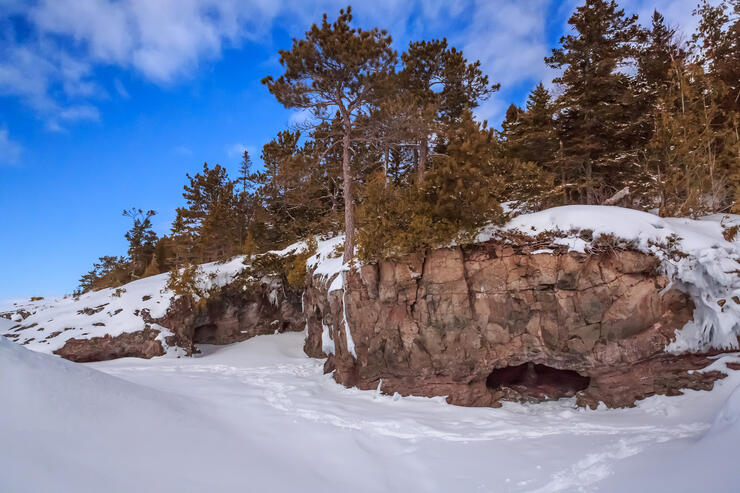 lake-superior-rock-cave