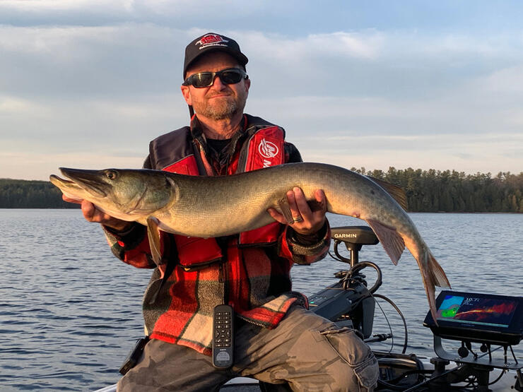 angler fishing muskie