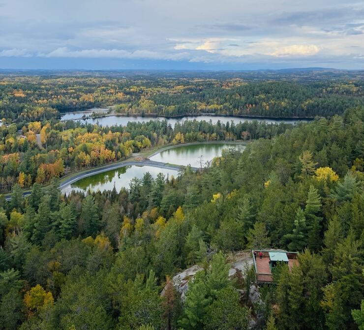 Lookout in Temagami over lakes and fall colours