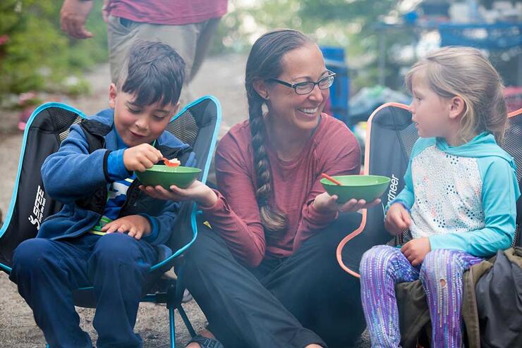 mother with children eating breakfast