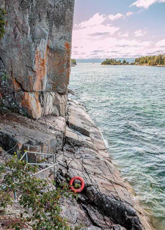 agawa rock trail ledge
