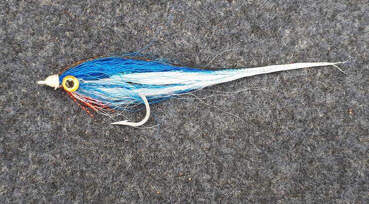 blue and white streamer fly pattern